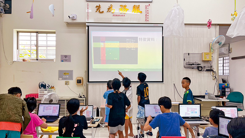 跟幫派、貧窮搶孩子的人,成大教授用程式課幫上萬童改命