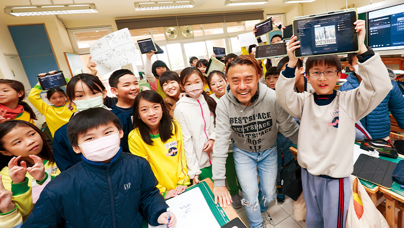 怕孩子只會抄AI不會思考？他為學生上一堂AI懷疑課