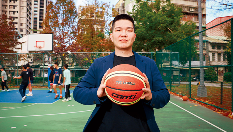 組聯盟開社群、賽後發球員影片　他幫上班族們圓「籃球明星夢」
